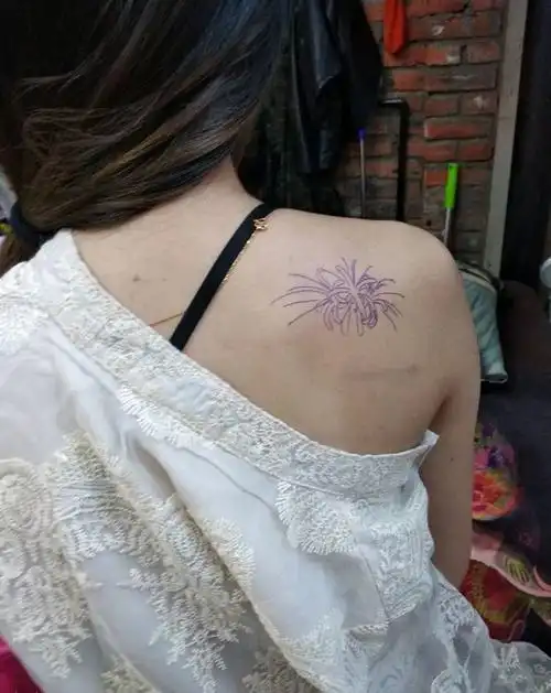 后肩彼岸花纹身图片