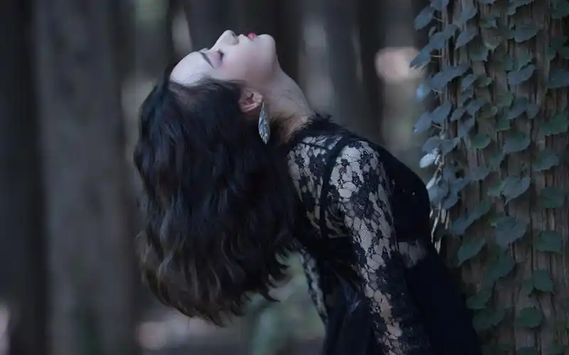 黑色系性感美女高清桌面壁纸 - tt98图片网