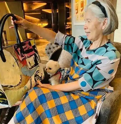 周杰伦妈妈叶惠美好会穿超时尚周杰伦是娱乐圈最著名的炫妈狂魔