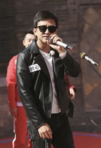 邓超《奔跑吧》学士服亮相 指压板上线表情失控