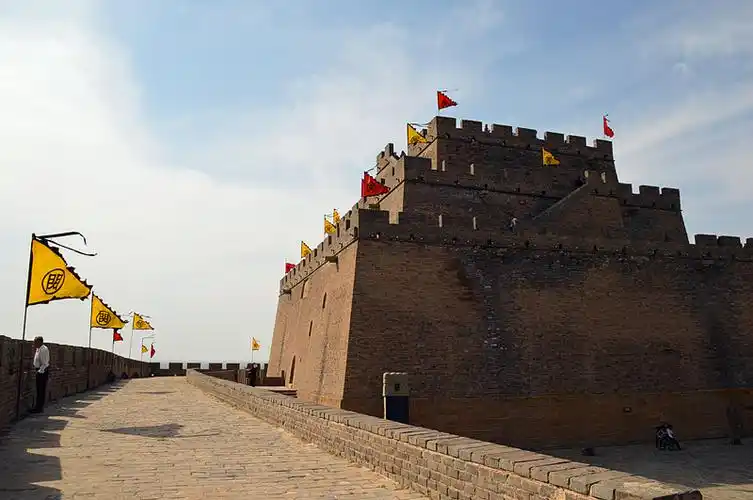 长城最大烽火台被游客刻画一块砖也不放过