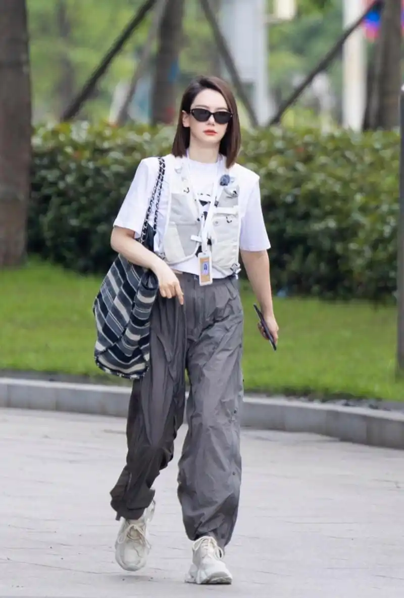 戚薇一身休闲穿搭,简约时尚,又美又飒!