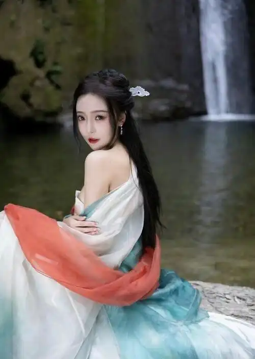 美女写真古装俏佳人花间酒田园美拍身材妖娆眉目多情