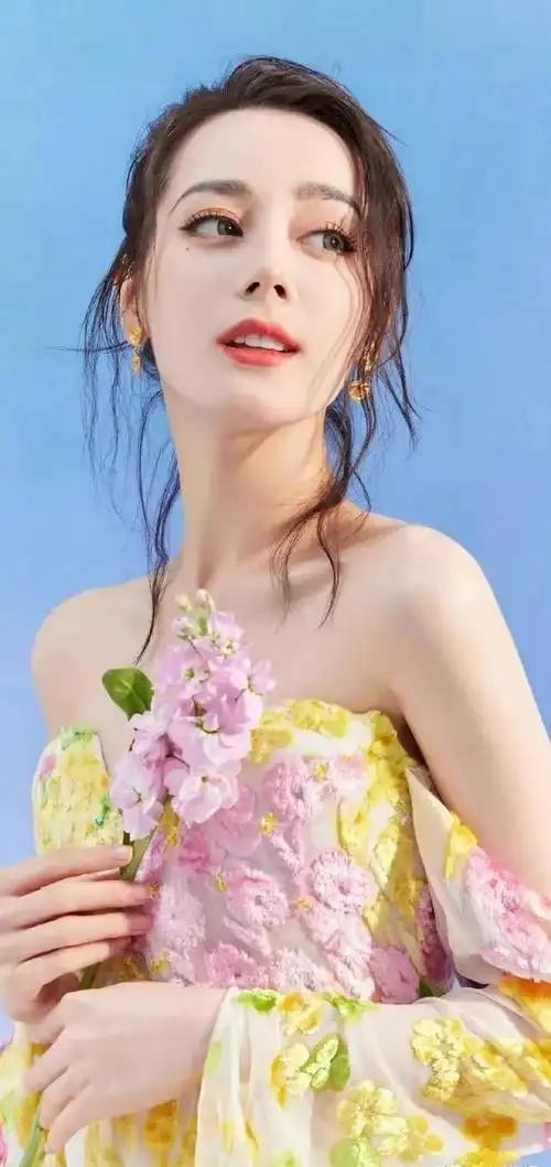 事实证明,31岁的"定毯神针"迪丽热巴,终于"上道"了