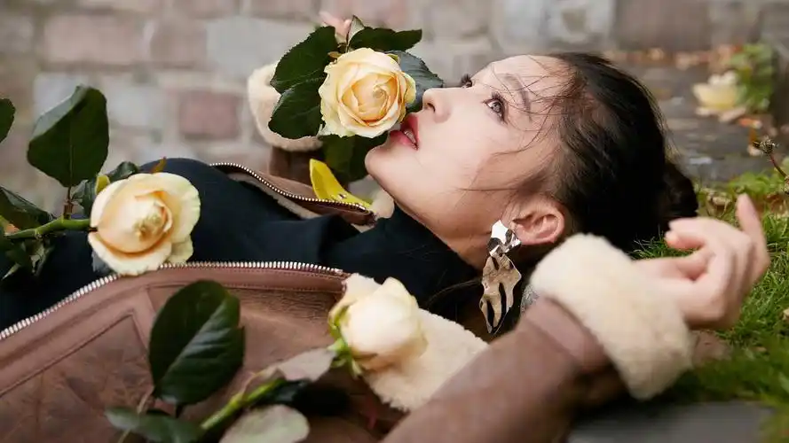 美女演员明星李沁,高清图片,电脑桌面-壁纸族