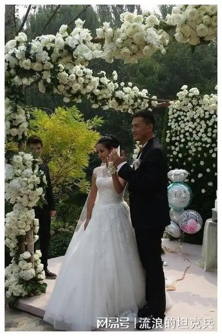 释小龙何洁分手13年后,一个身家过亿,一个捉襟见肘