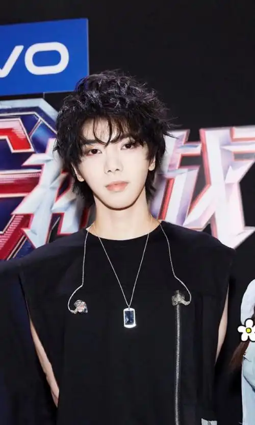 深夜了,放一波华晨宇新图吧