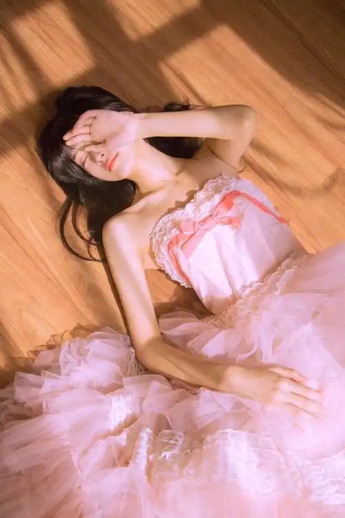 粉嫩美女抹胸裙诱人私房写真图片