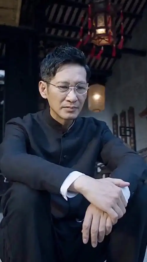 王劲松,他整整跑了十年龙套,后来从大太监杨金水到东叔林耀东,饰演的