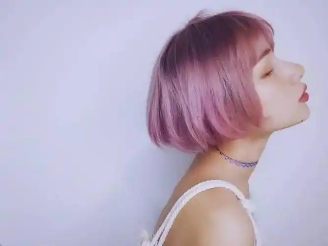 ▼日本原宿风格短发造型,重点在于选用出挑的亮粉色,既可爱又前卫