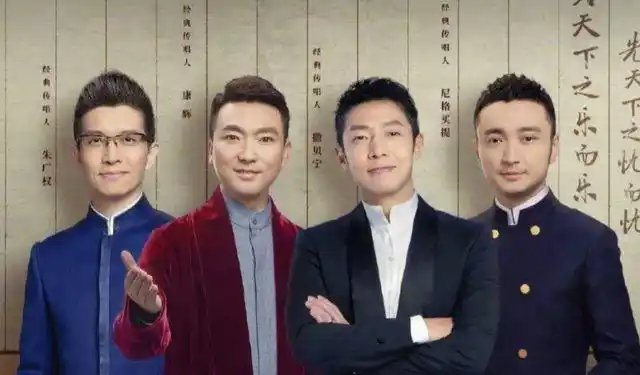 众央视主持人齐录节目任鲁豫抿嘴卖萌撒贝宁扮帅