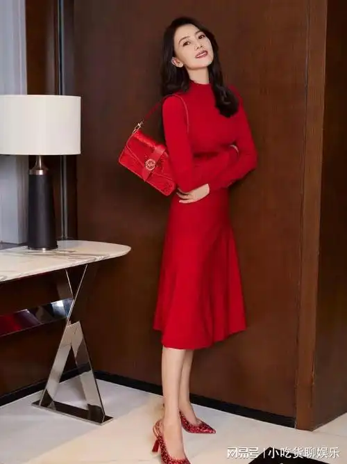 高圆圆晒春节穿搭穿红色束腰连衣裙轻松撑出丰满感