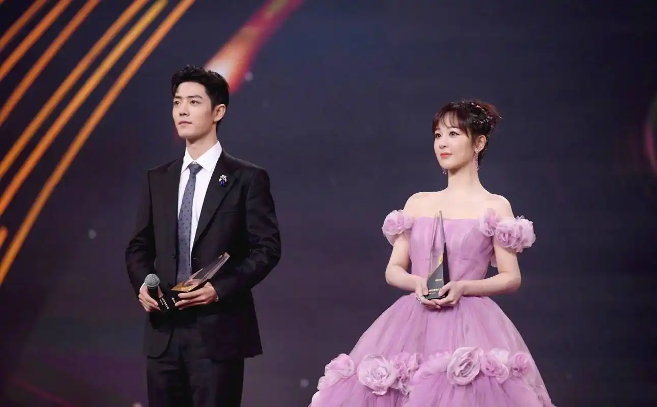 肖战全程保护杨紫裙尾,杨紫回眸甜笑