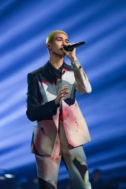 歌手@米卡mika身着@alexandermcqueen2023早秋系列精裁西装登陆无锡