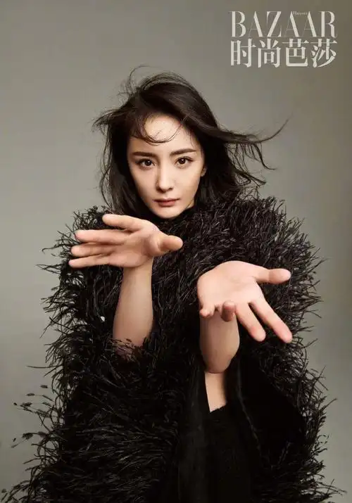 杨幂时尚芭莎十月刊封面搭配性感黑色字母袜