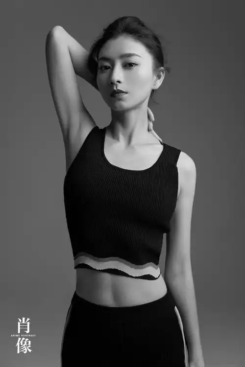 眉庄端庄形象被颠覆,斓曦穿黑色运穿衣"炫腹",身材哪像孩子妈_网易