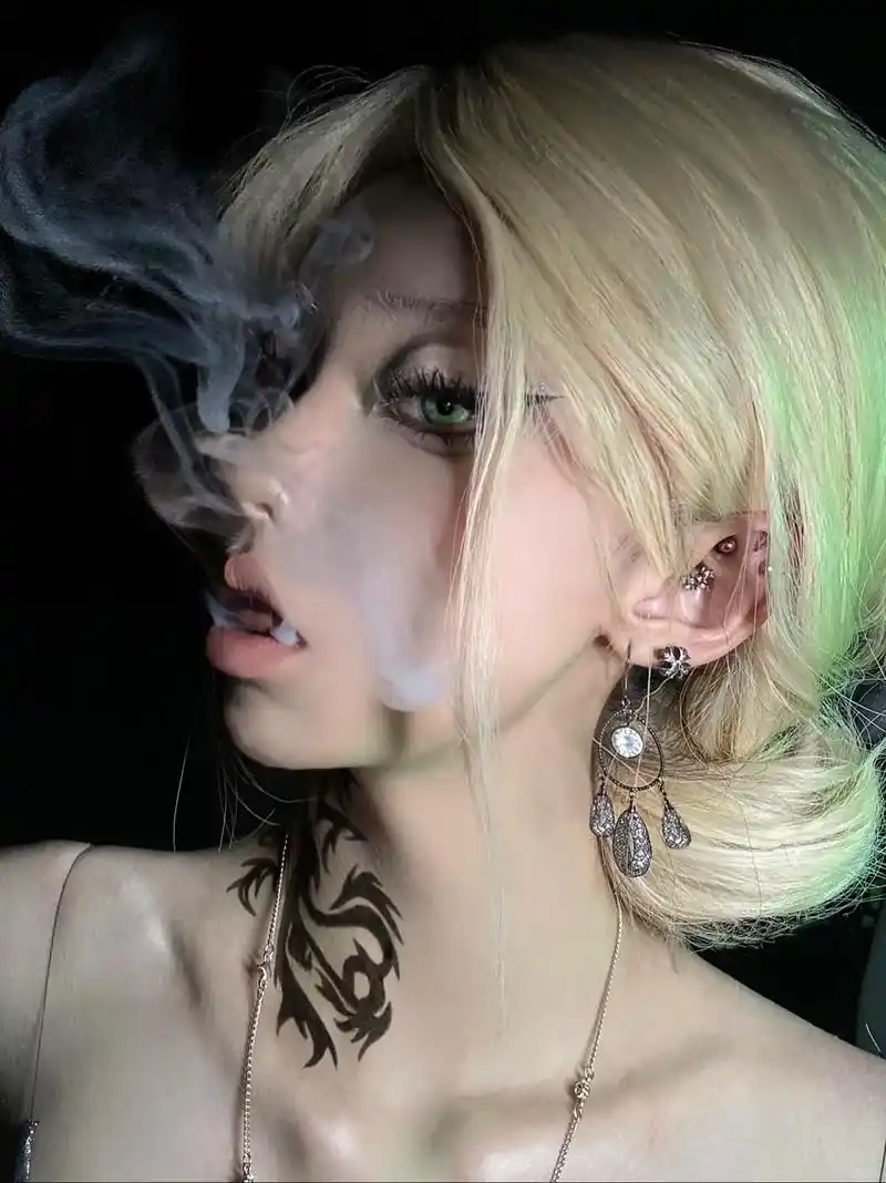 对你 是想完全占有#冷艳系 #蛇女 #金发 #分享妆容 - 抖音