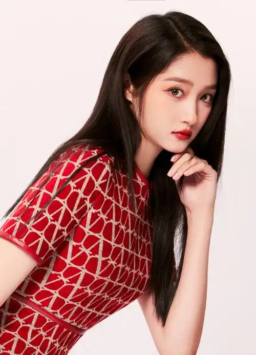 关晓彤红色印花裙造型##关晓彤晒和妈妈新春合影