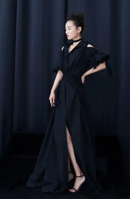 吴倩出席活动红毯,穿礼裙弯腰驼背好影响气质,全靠美貌强撑|礼服