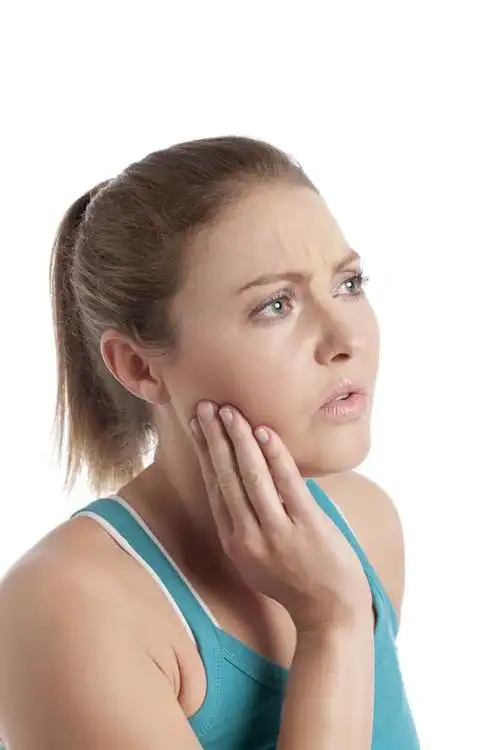 成熟的女人有牙痛,特写图像的白色背景上查找牙痛的成熟女人