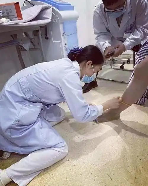 这姿势真美!益阳一护士跪地打针,真情服务感动患者|穿刺|血管|静脉曲