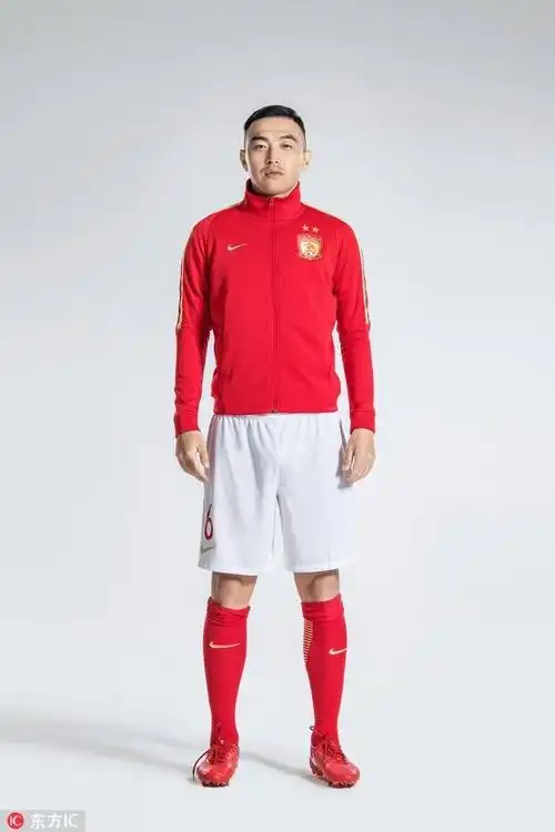 图集:恒大全队新赛季官方全身照,教练球员帅气摆拍