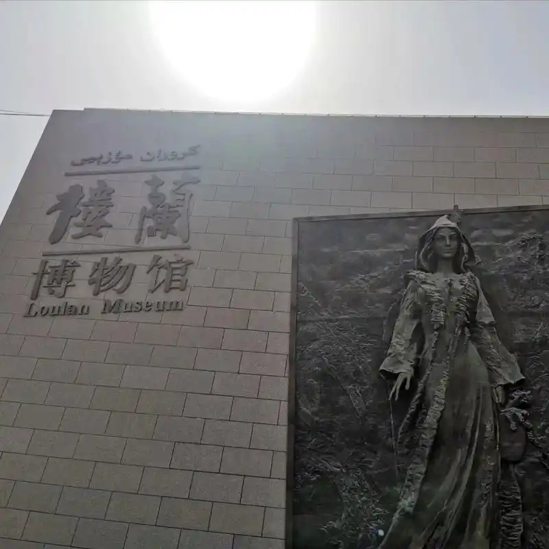 楼兰博物馆无需预约无需刷身份证,进门登记就好,有寄存柜只能放下书包