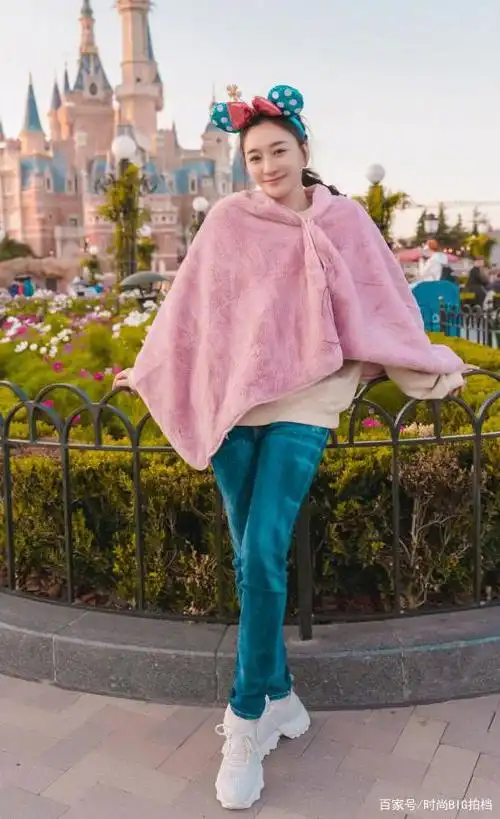 李小冉越长越"水灵",粉红斗篷配牛仔裤好青春,皮肤稚嫩如婴儿