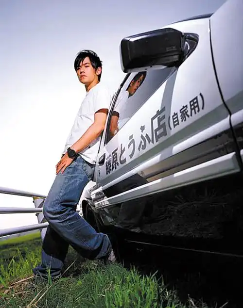 《头文字d》中的周杰伦与其座驾还记得周杰伦当年在《头文字d》中扮演