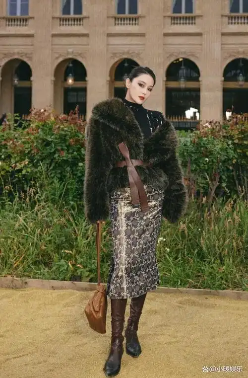 张馨予现身法国巴黎时装周,穿皮草黑发红唇气场全开