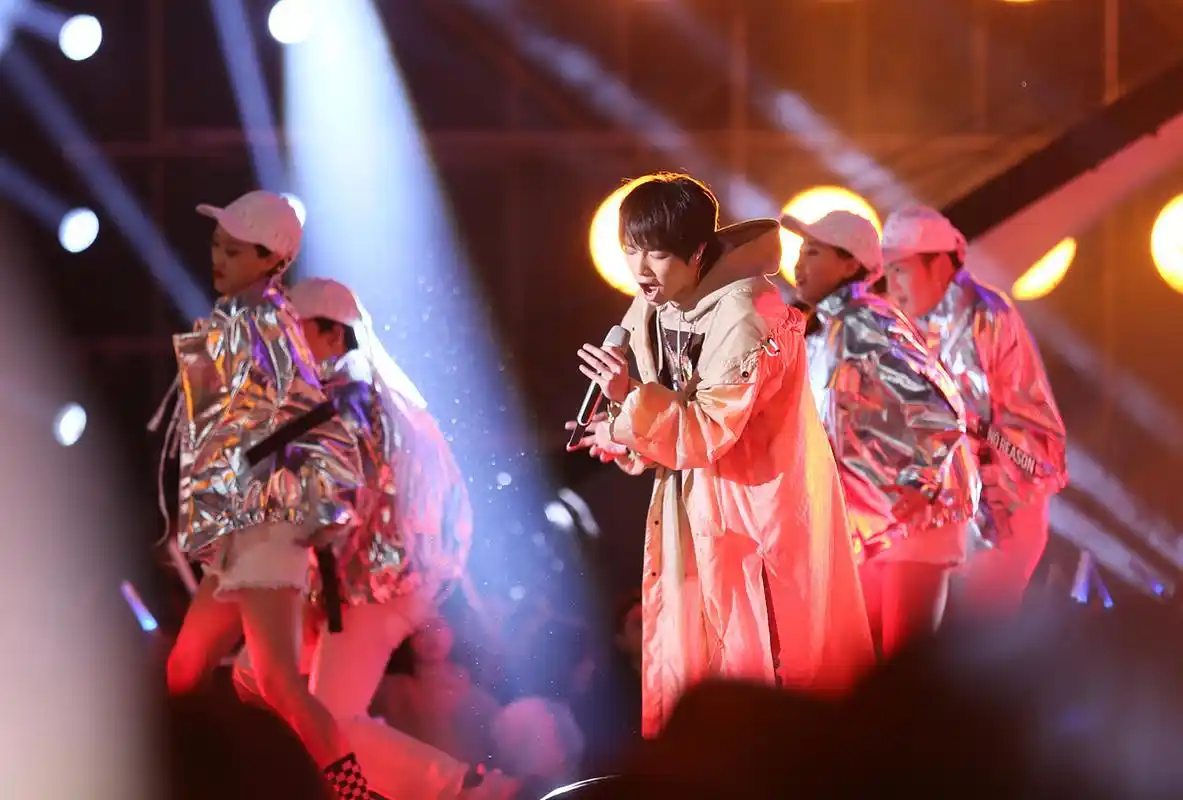 华晨宇演唱会大屏幕背景是恶评# 9月9日,华晨宇在北京鸟巢举行了一场