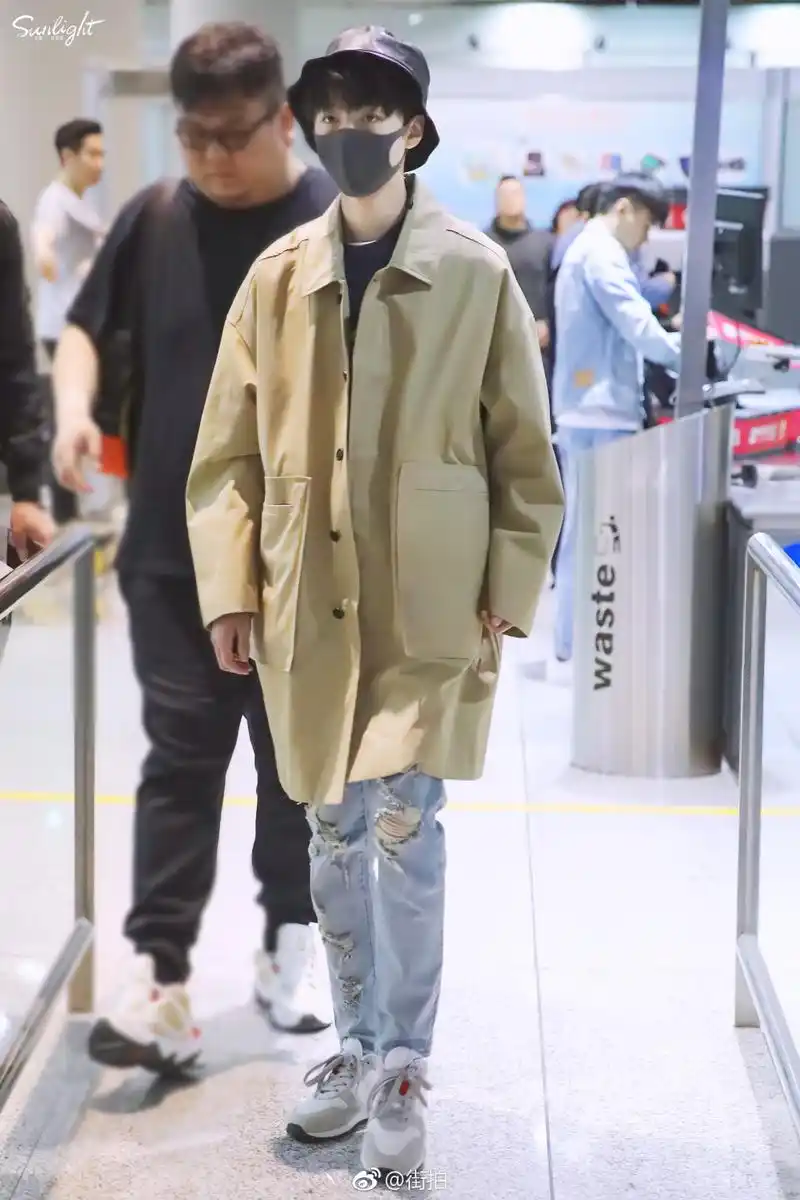 日常帅气!王俊凯机场休闲look,时尚帅气100分