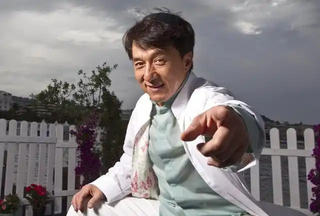 成龙生日:儿子在美国吃香喝辣,私生女吴卓林穷的只能吃大蒜防疫