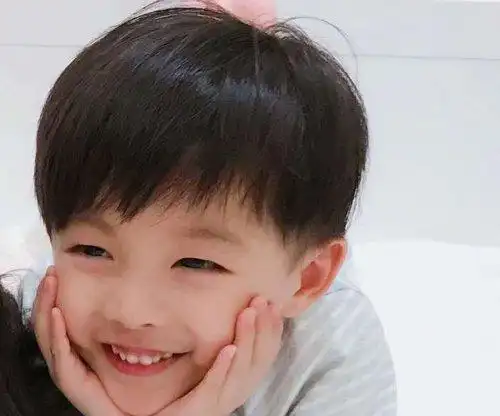 圆脸可爱小男孩有简洁短发维持 小王子才用的发型让男童外形发光