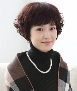 4,贵妇型妈妈短发,带点亚麻色的发色搭配短卷曲发型,一身贵妇时装造型