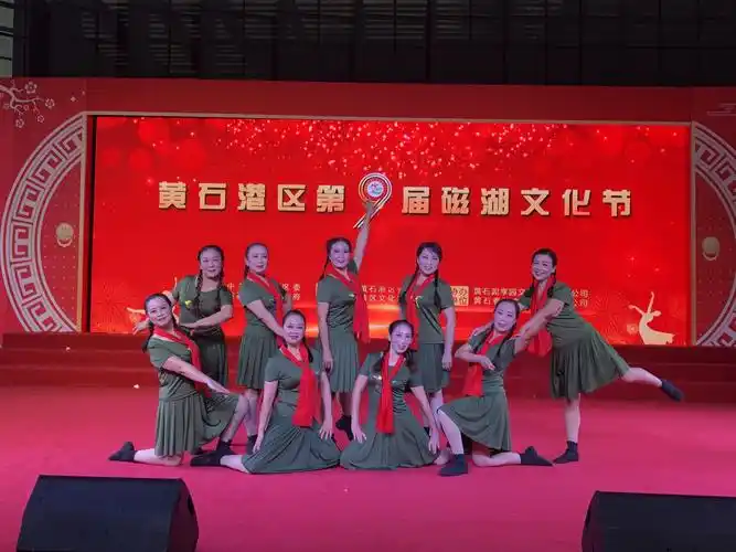 写美篇土家族舞蹈《叭一口》 是后一个优美的结束造型 响扇《中国风》