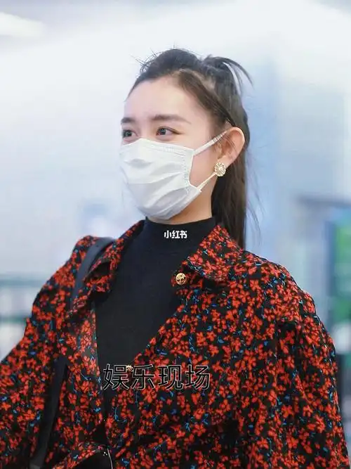 蒋依依碎花衬衫现身机场