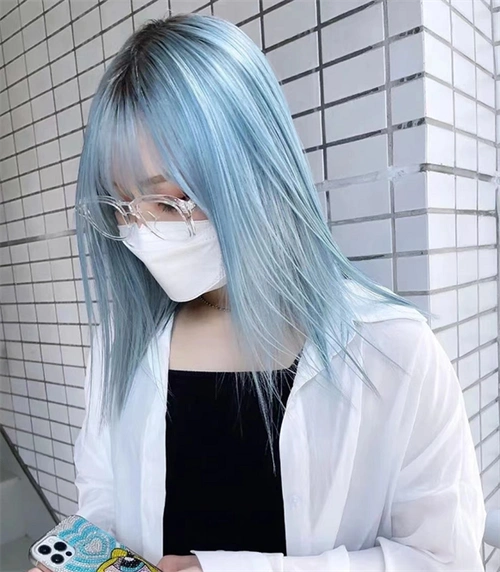 巨显白的冰蓝色 任何时候染都仙气_2023年流行发型 - 美发站