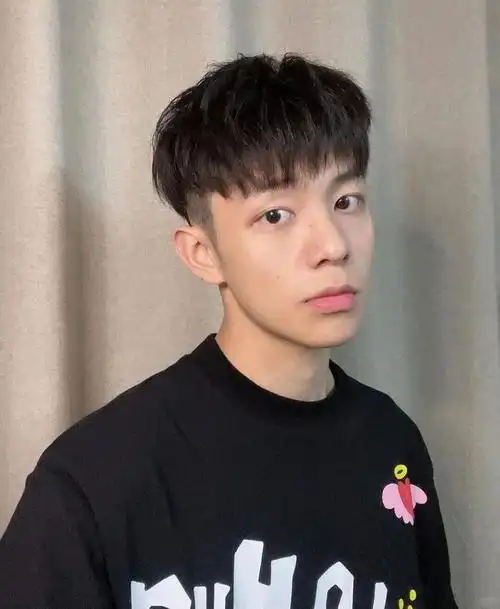 微分碎盖发型男生们的发型,剪得越短就会越帅气,尤其是在夏天,短发
