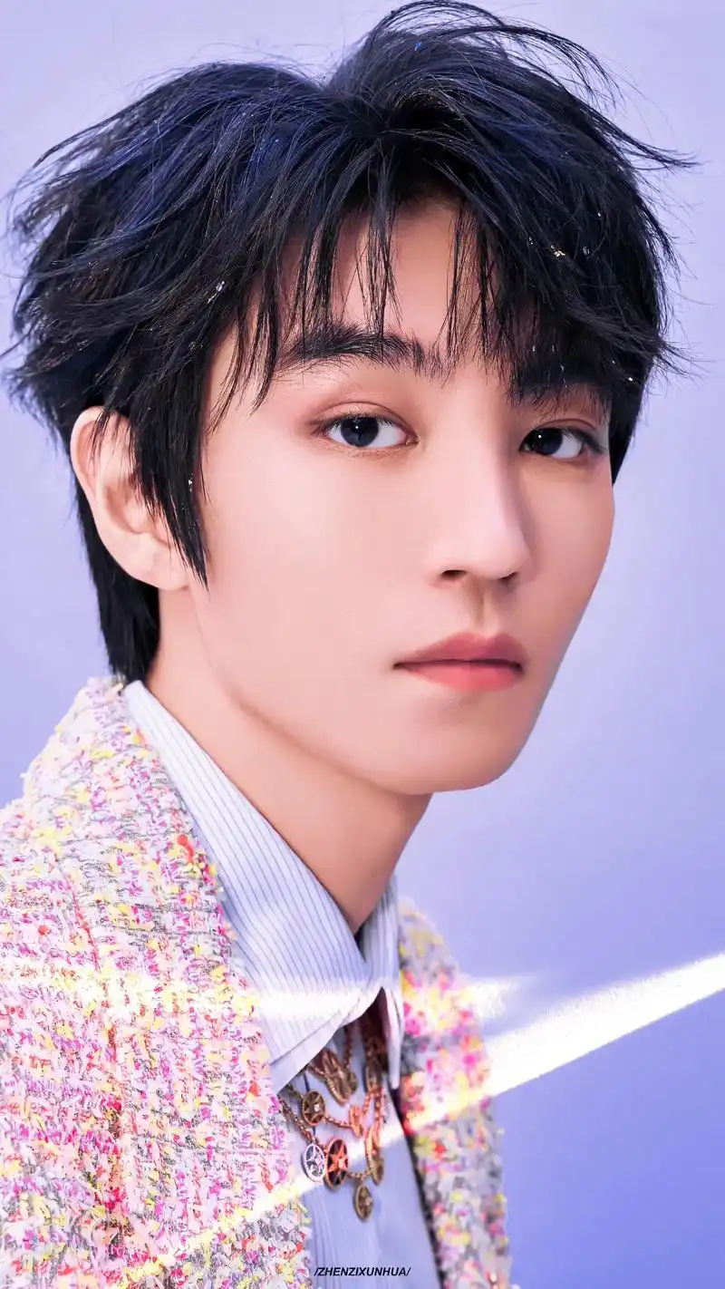 捡到几张温柔的王俊凯#王俊凯 #王俊凯温柔 #王俊凯蓝发造型 - 抖音