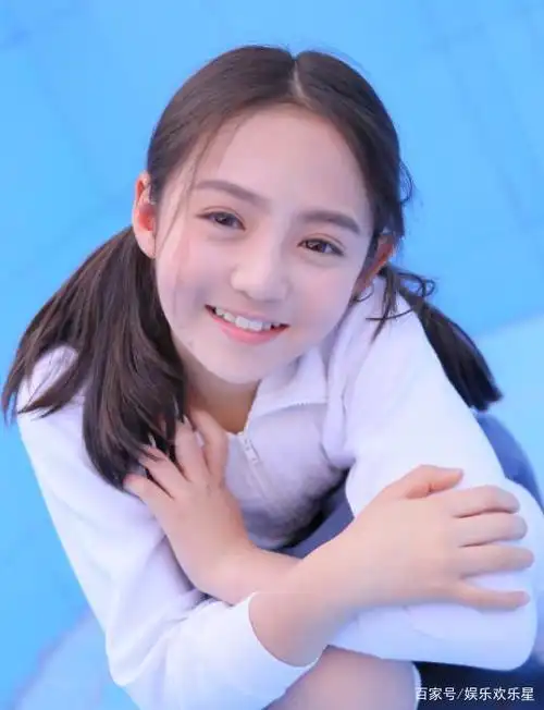 还记得《亲爱的热爱的》的小艾吗?剧中嫌她丑,写真集却美到犯规