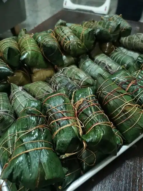 艾泽妈妈的手工做的四角长粽子的包法有视频