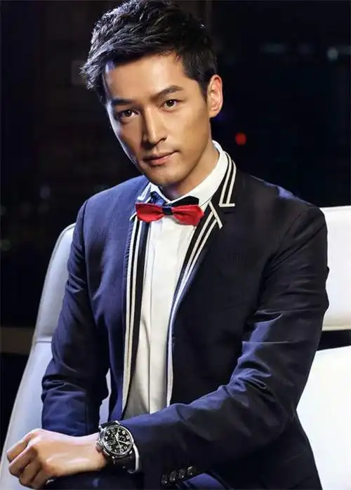 胡歌与袁弘张歆艺聚会,花臂纹身遭热议:还是那个梅长苏吗?