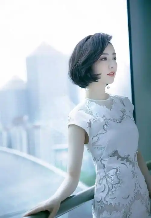 原创佟丽娅气质太优雅身穿白色礼服参加品牌活动女人味十足