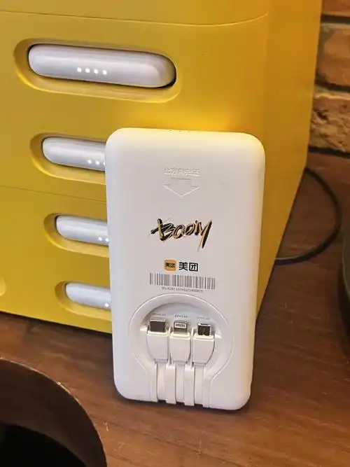 他们的代言品牌美团在重庆很多点位投放了时代少年团定制充电宝,见过