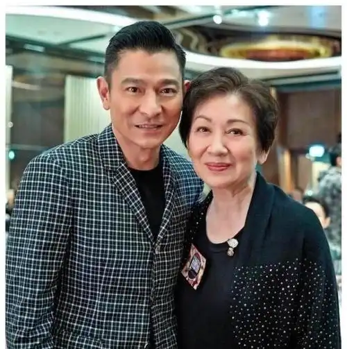 刘德华54岁老婆近照身体发福胖成大妈女儿漂亮可爱很像他