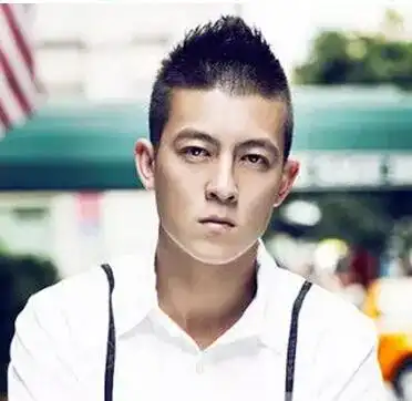 修长的脸型搭配上个性的子弹头发型对于男生来说也是颇具时尚感的