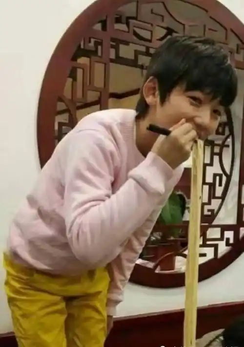 宋亚轩小时候太可爱了,不会用筷子,就想办法站在板凳上夹面吃