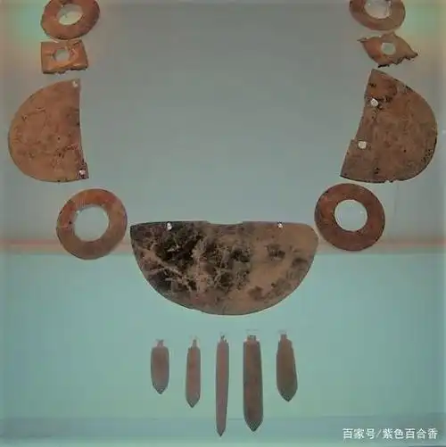 大汶口文化玉器独具匠心,构思奇巧,在众多的史前文明遗址中其玉器的