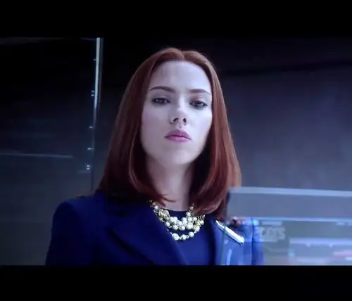 美国队长2斯嘉丽约翰逊后面穿蓝色的衣服图片